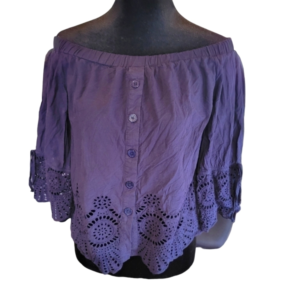 Off the shoulder to with lace detail